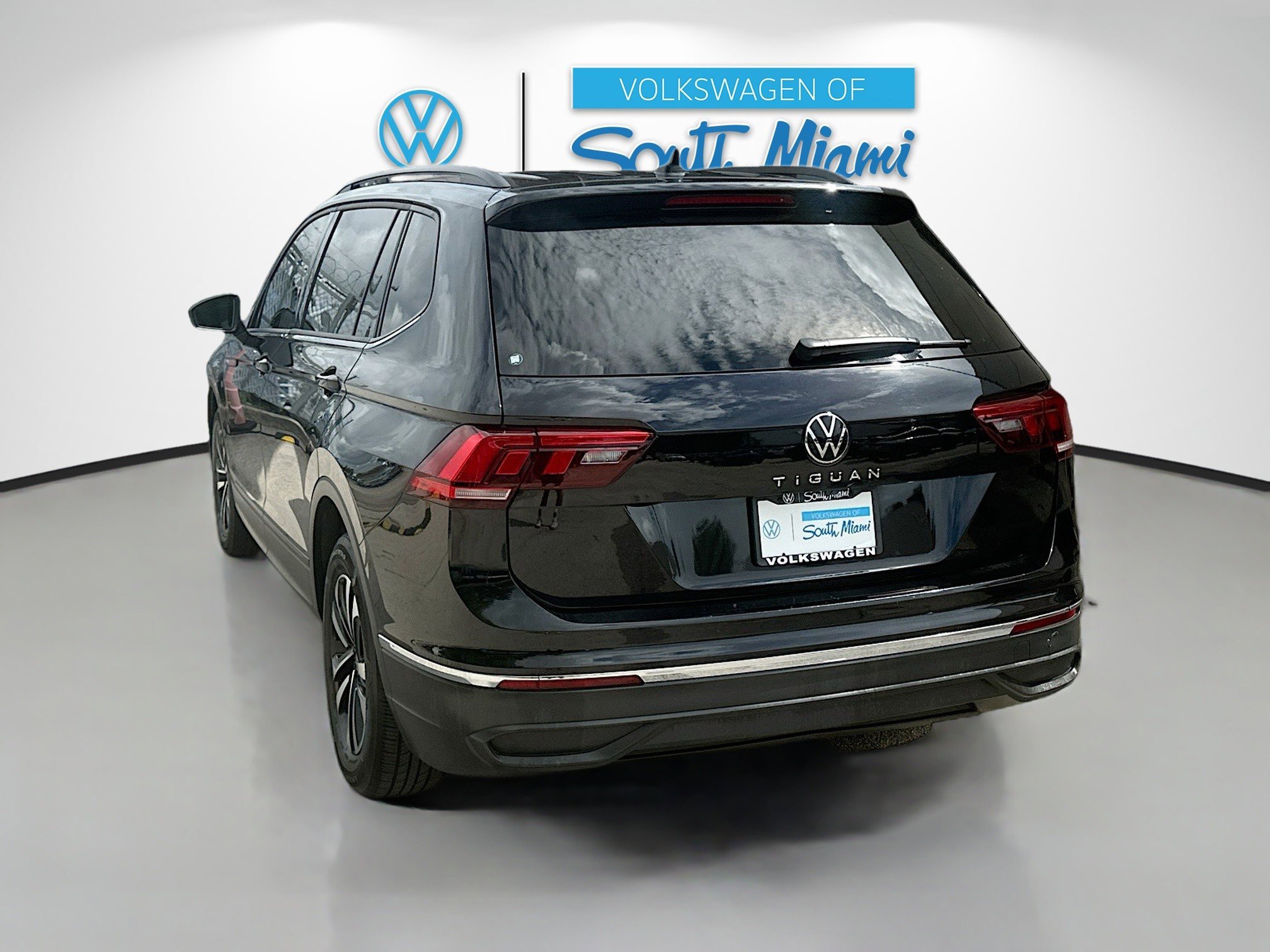 2023 Volkswagen Tiguan S photo 2