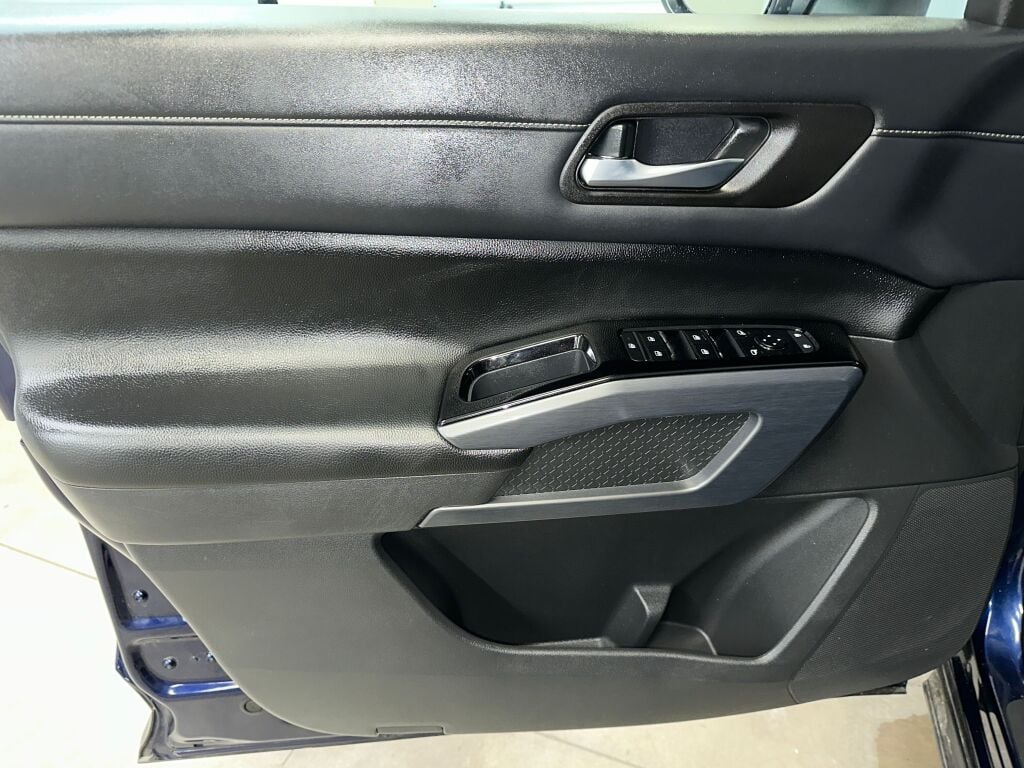 2023 Nissan Pathfinder SL photo 4