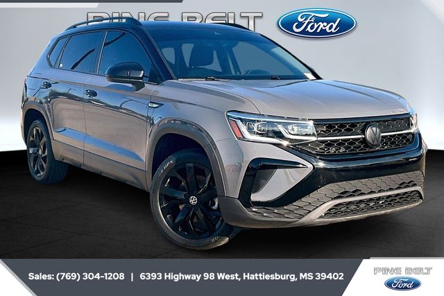 2024 Volkswagen Taos SE Black's photo