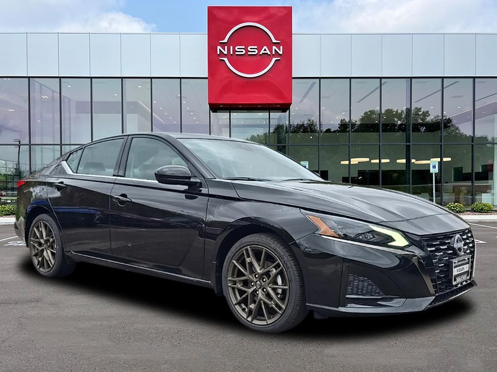 2025 Nissan Altima SR photo 2
