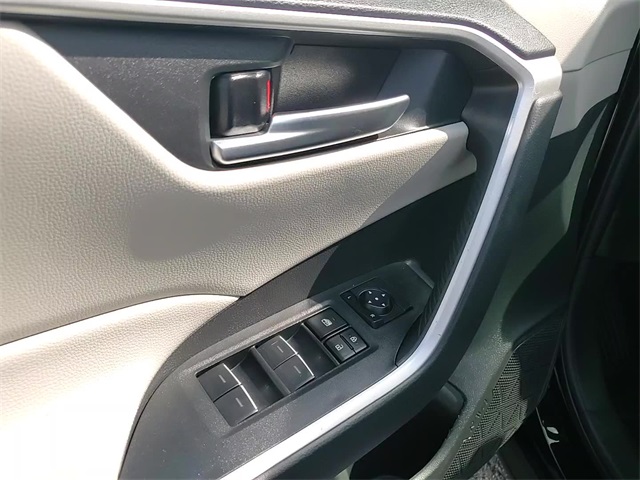2025 Toyota RAV4 Hybrid XLE photo 10