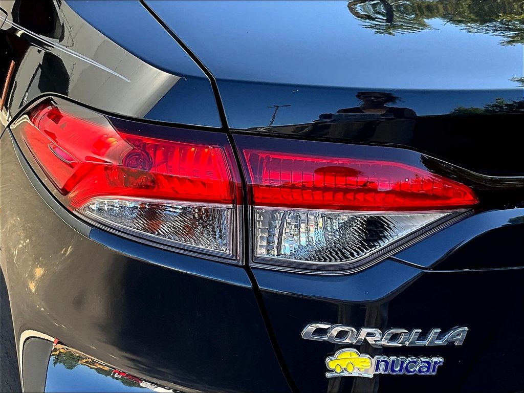 2021 Toyota Corolla LE photo 25