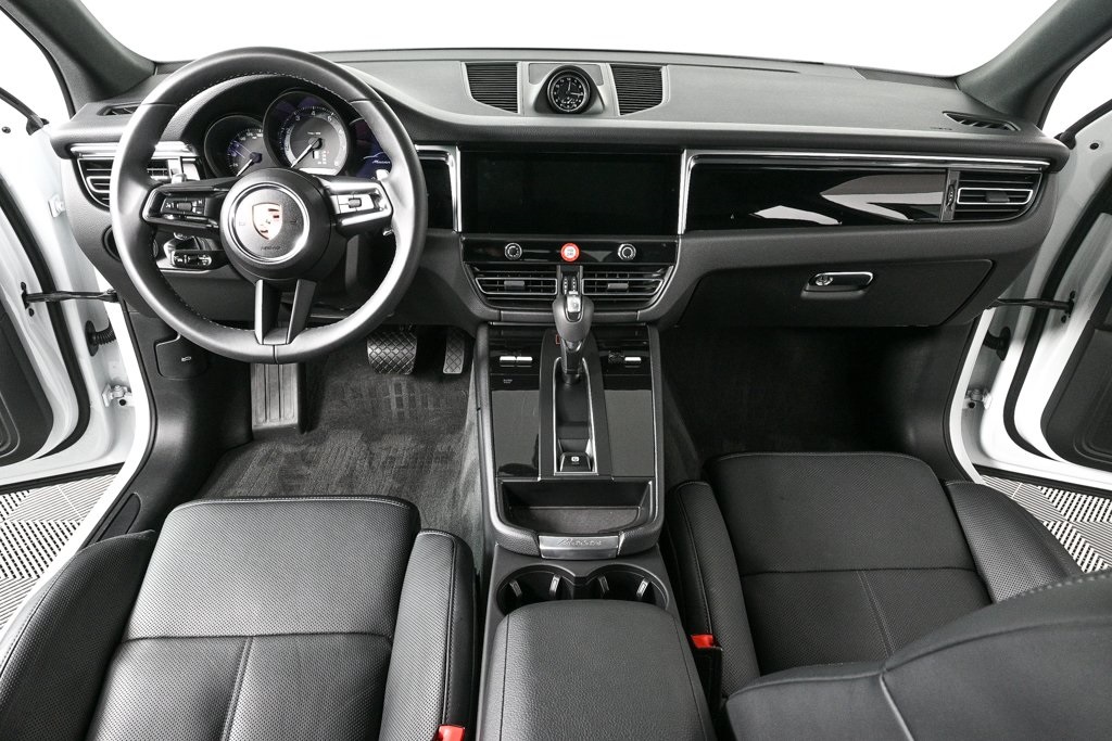 2025 Porsche Macan T photo 19
