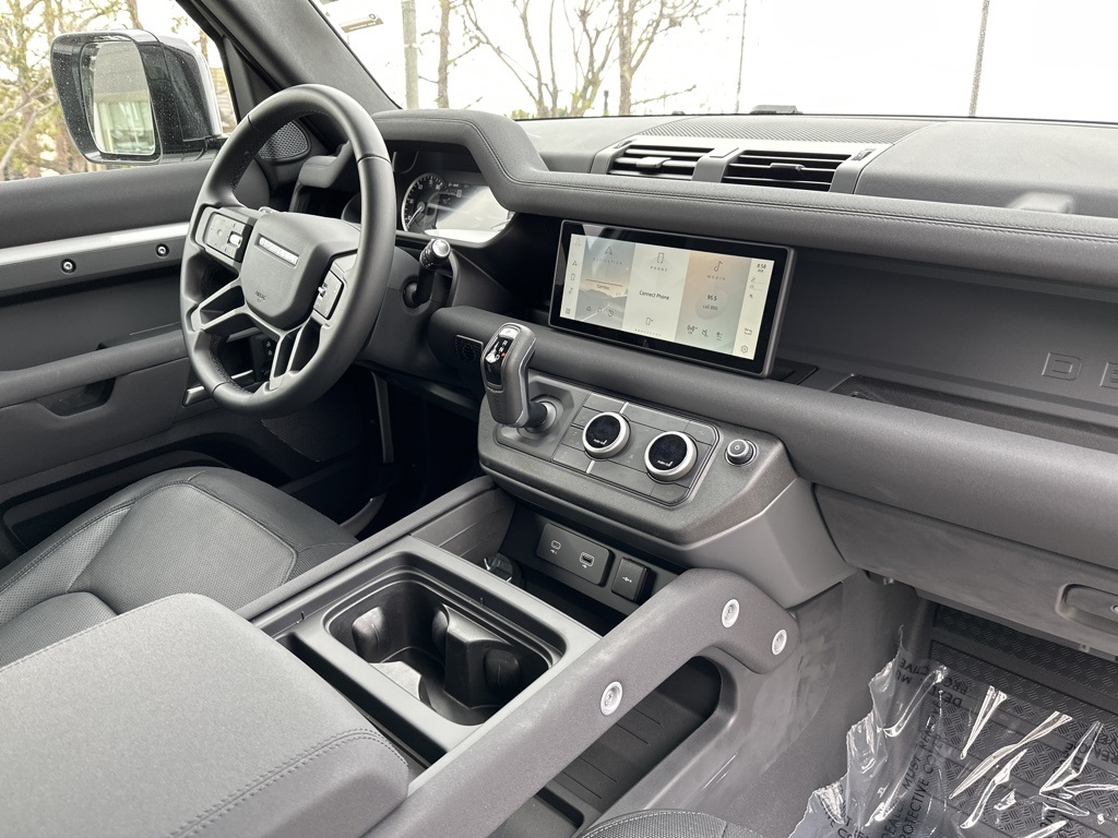 Used 2023 White Land Rover X-Dynamic SE image 14