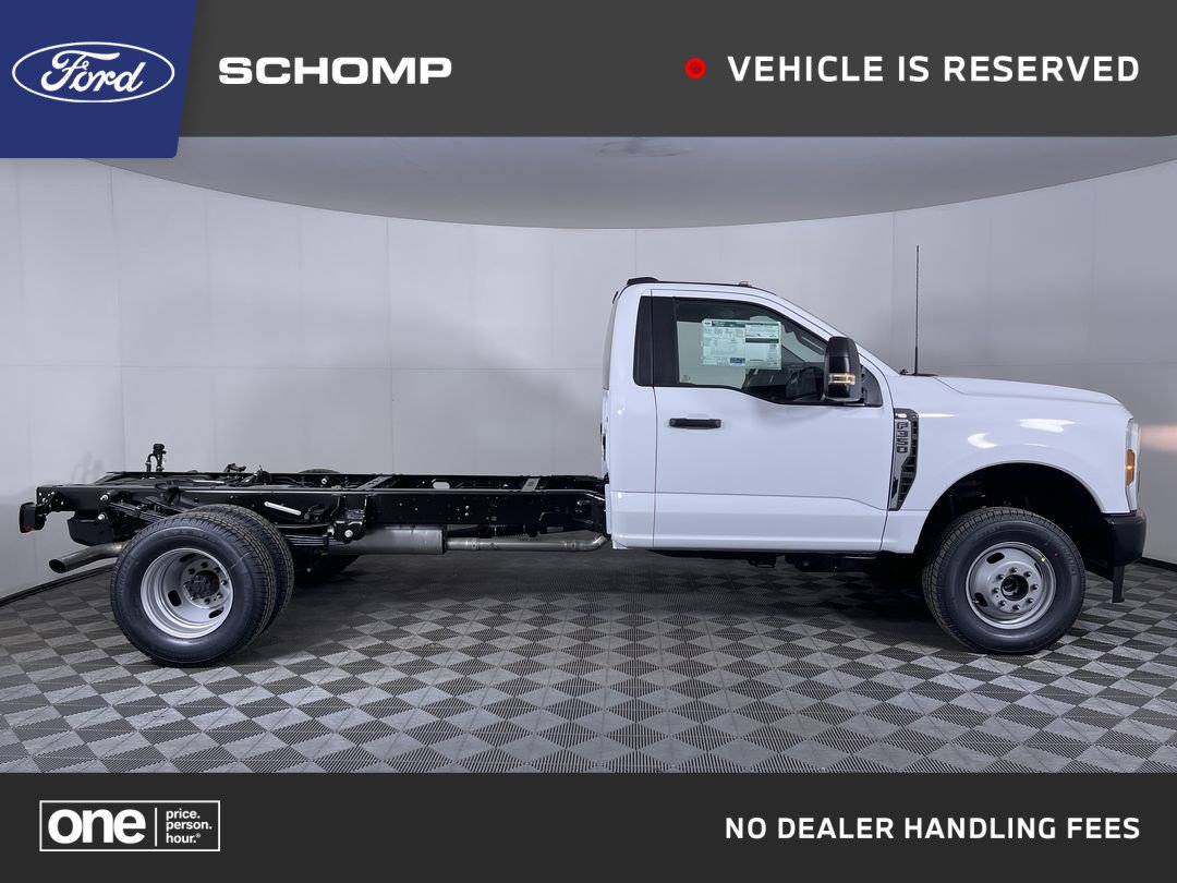 2026 Ford F-350 Super Duty Chassis Cab XL's photo