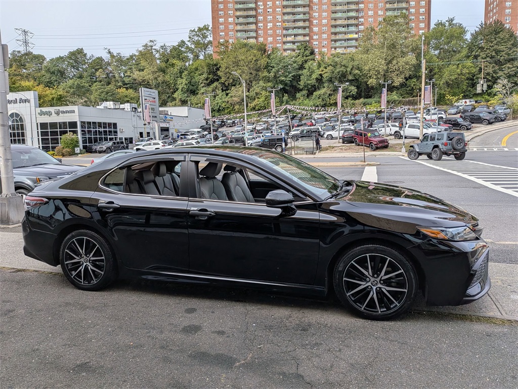 2021 Toyota Camry SE photo 4