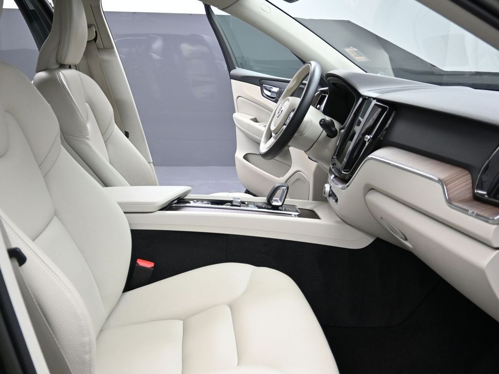 2022 Volvo XC60 B5 Momentum photo 17