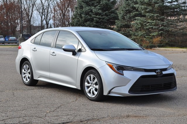 2024 Toyota Corolla LE's photo