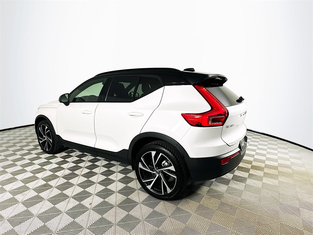 2021 Volvo XC40 R-Design photo 5