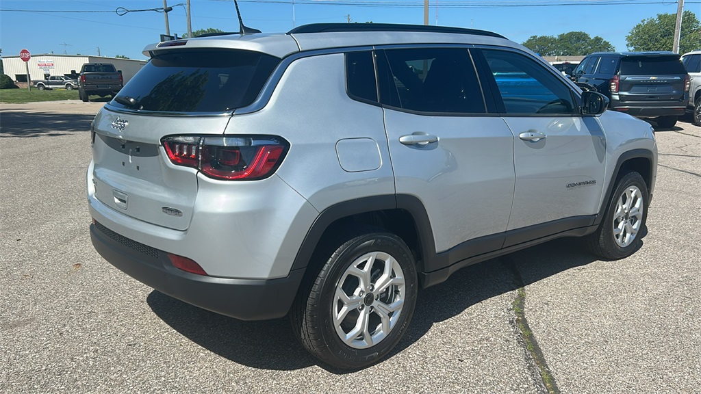 2025 Jeep Compass Latitude photo 3