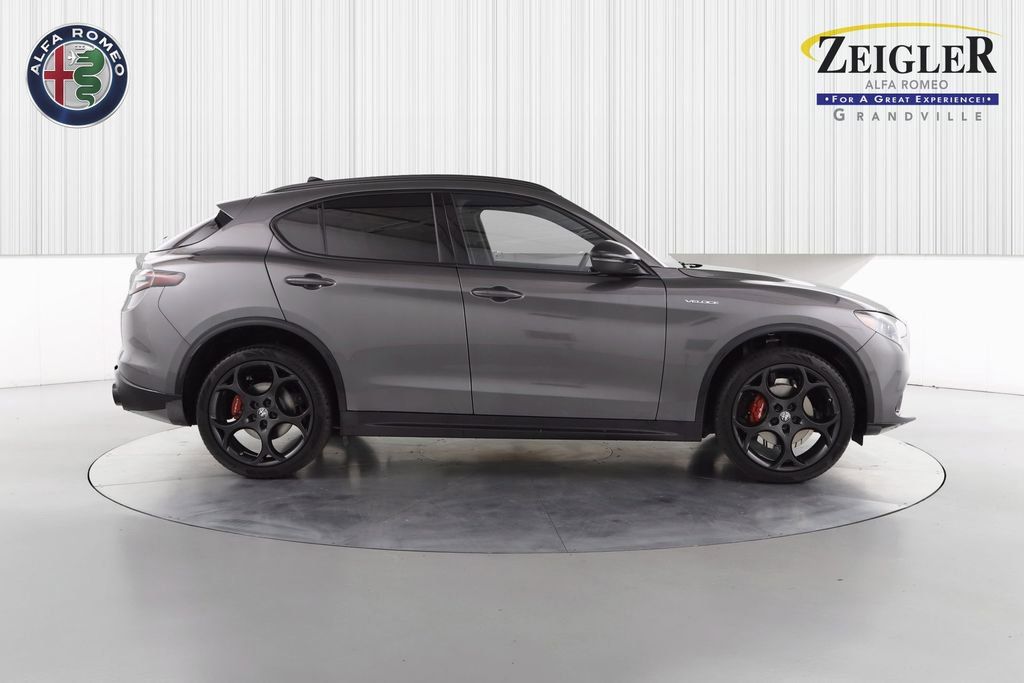 2025 Alfa Romeo Stelvio Sprint Base photo 2