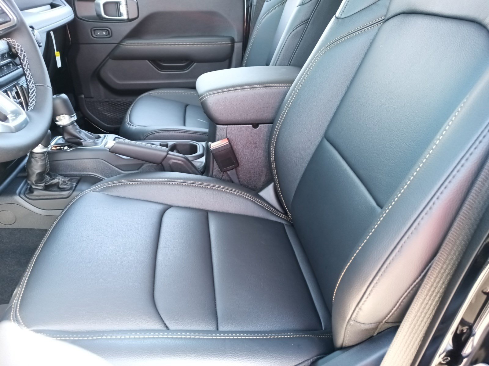 2025 Jeep Wrangler Sahara photo 17