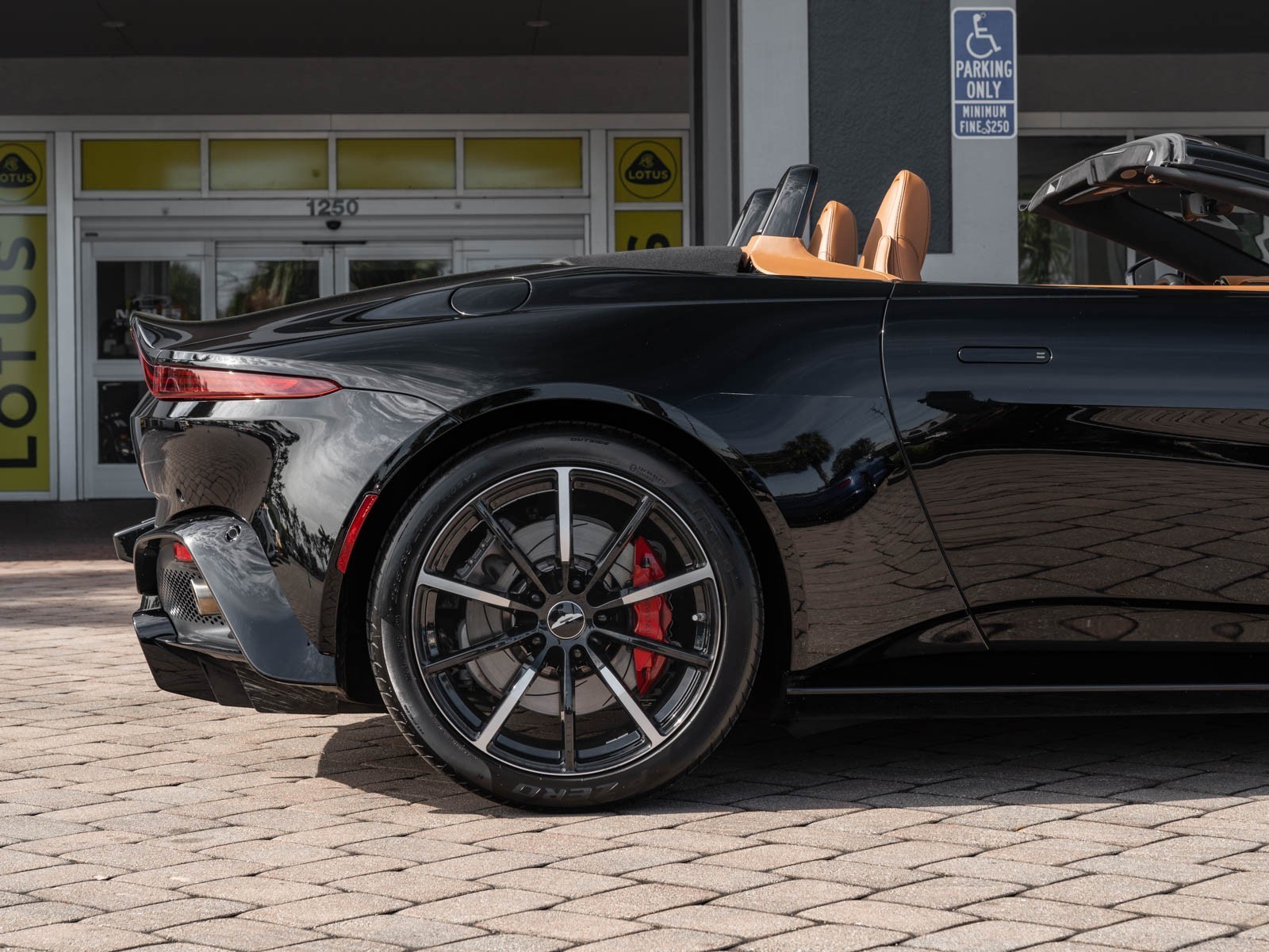 2021 Aston Martin Vantage photo 29