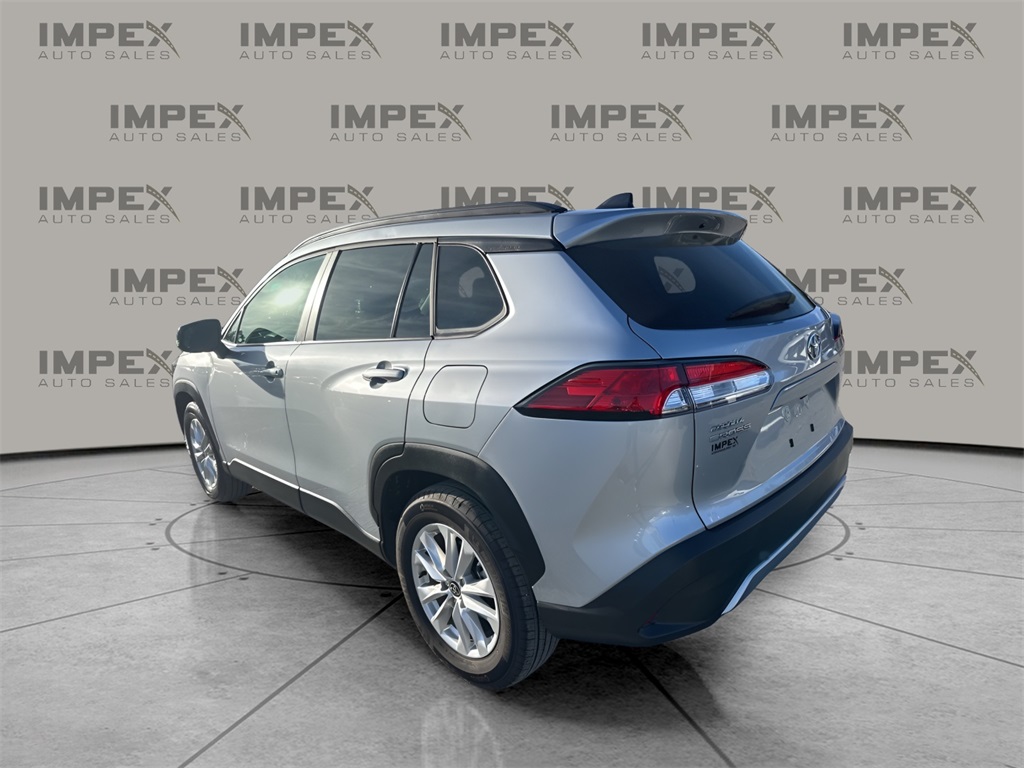 2025 Toyota Corolla Cross LE photo 3