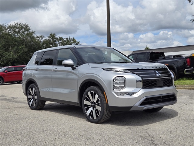 2025 Mitsubishi Outlander SE's photo