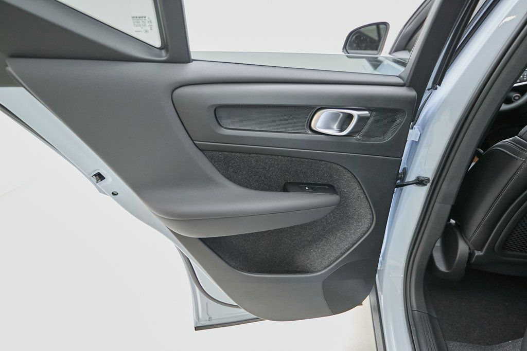 2026 VOLVO XC40 - Image 14