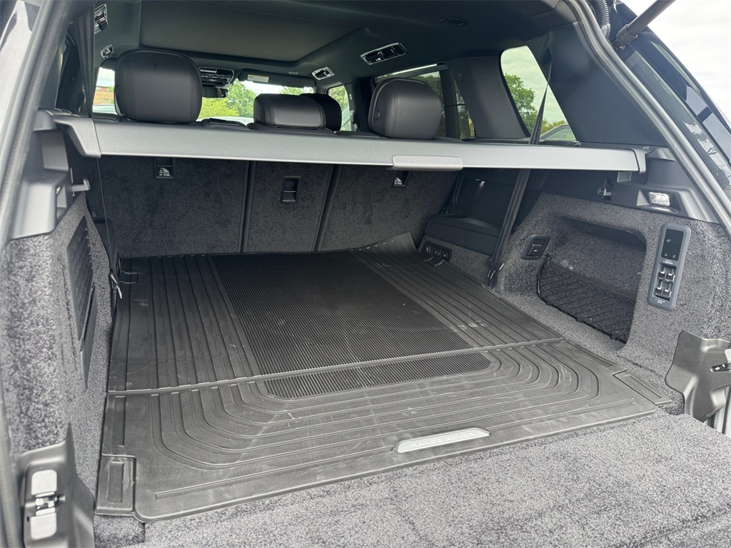 2025 Land Rover Range Rover SE photo 16