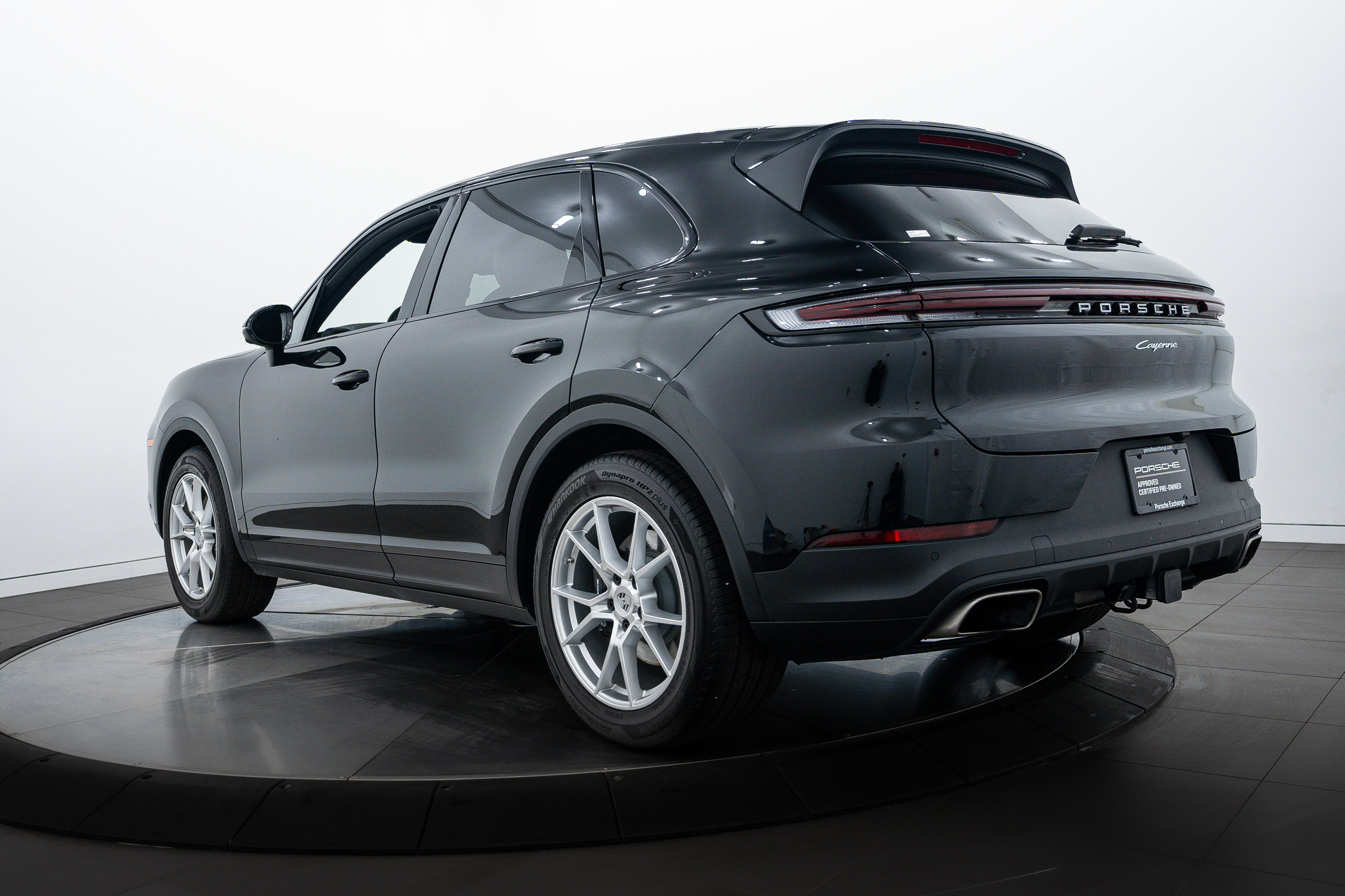 2025 Porsche Cayenne photo 3