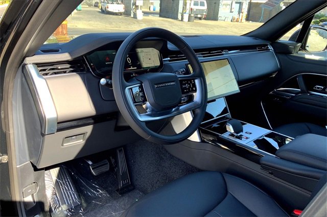 2025 Land Rover Range Rover SE photo 3