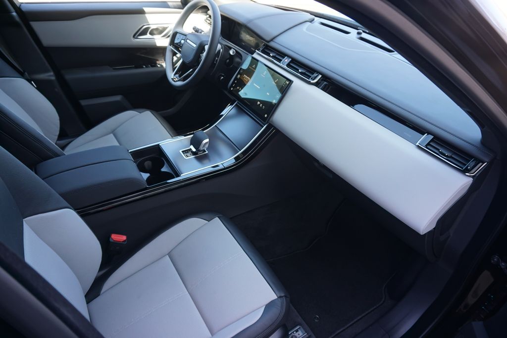 2026 Land Rover Range Rover Velar SE photo 31