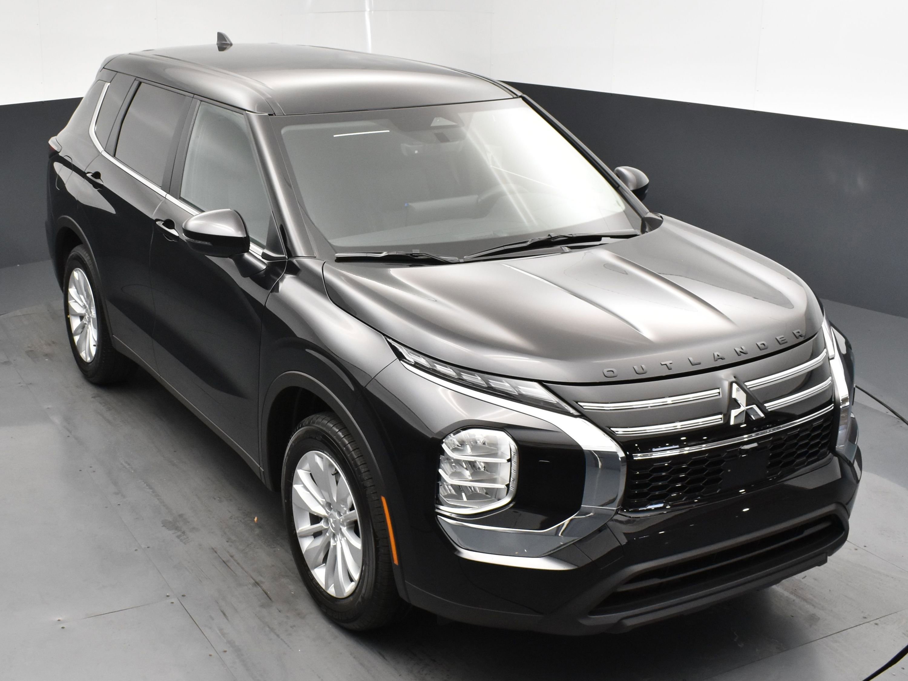 2025 Mitsubishi Outlander ES photo 19