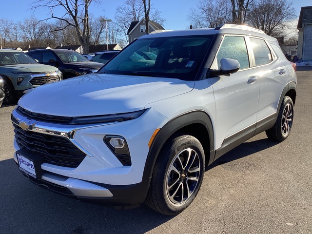 2025 Chevrolet Trailblazer LT photo 2