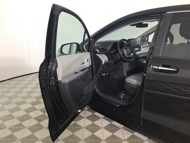 2022 Toyota Sienna Limited photo 6