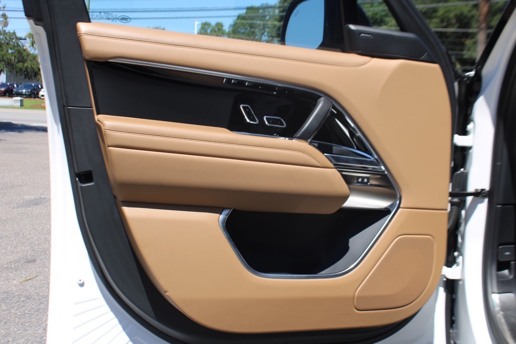 2023 Land Rover Range Rover SE photo 10