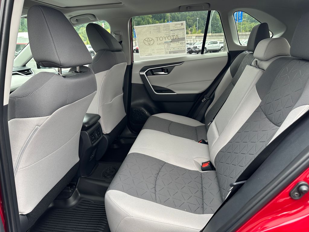 2025 Toyota RAV4 XLE photo 12
