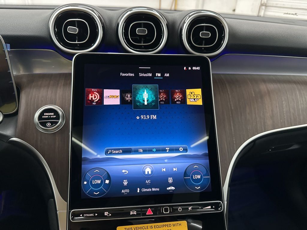 2025 Mercedes Benz GLC 300 photo 13