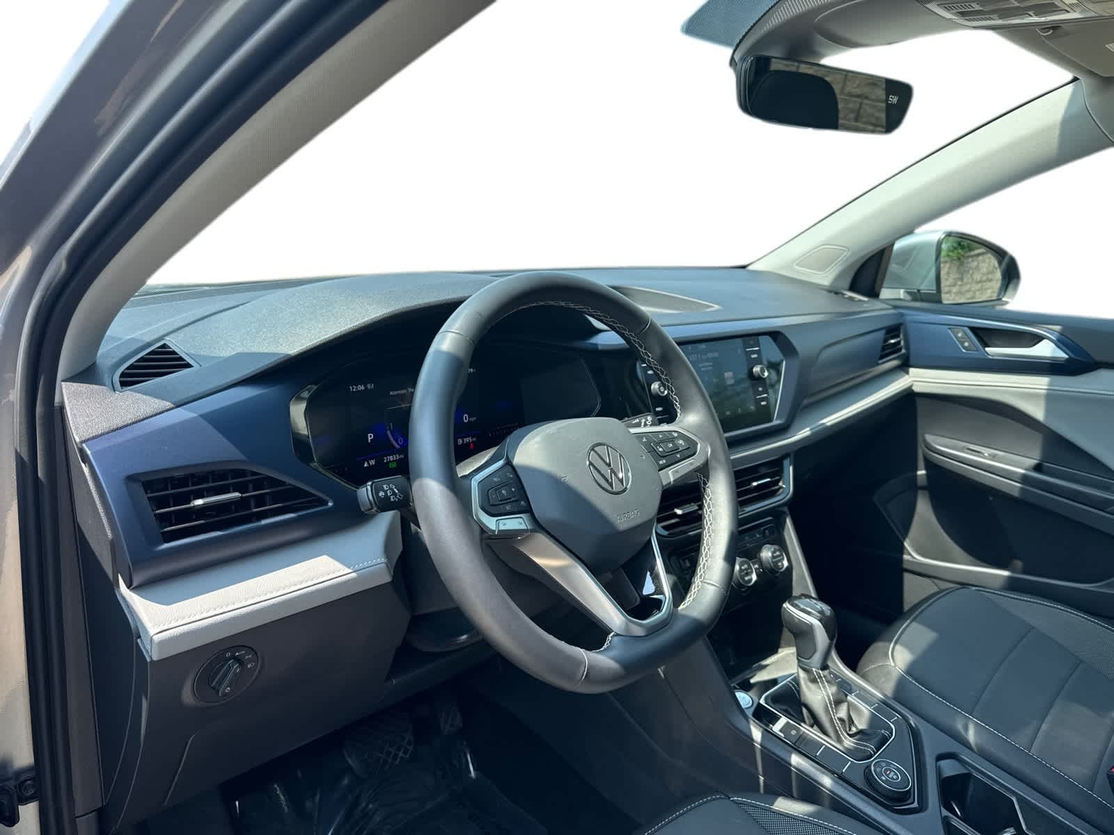 2024 Volkswagen Taos SE photo 2