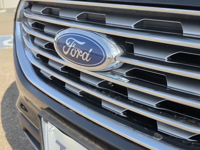 2024 Ford Edge Titanium photo 2
