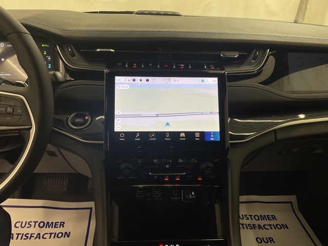 New 2024 Bright White Clear-Coat Exterior Paint Jeep Trailhawk 4xe image 17