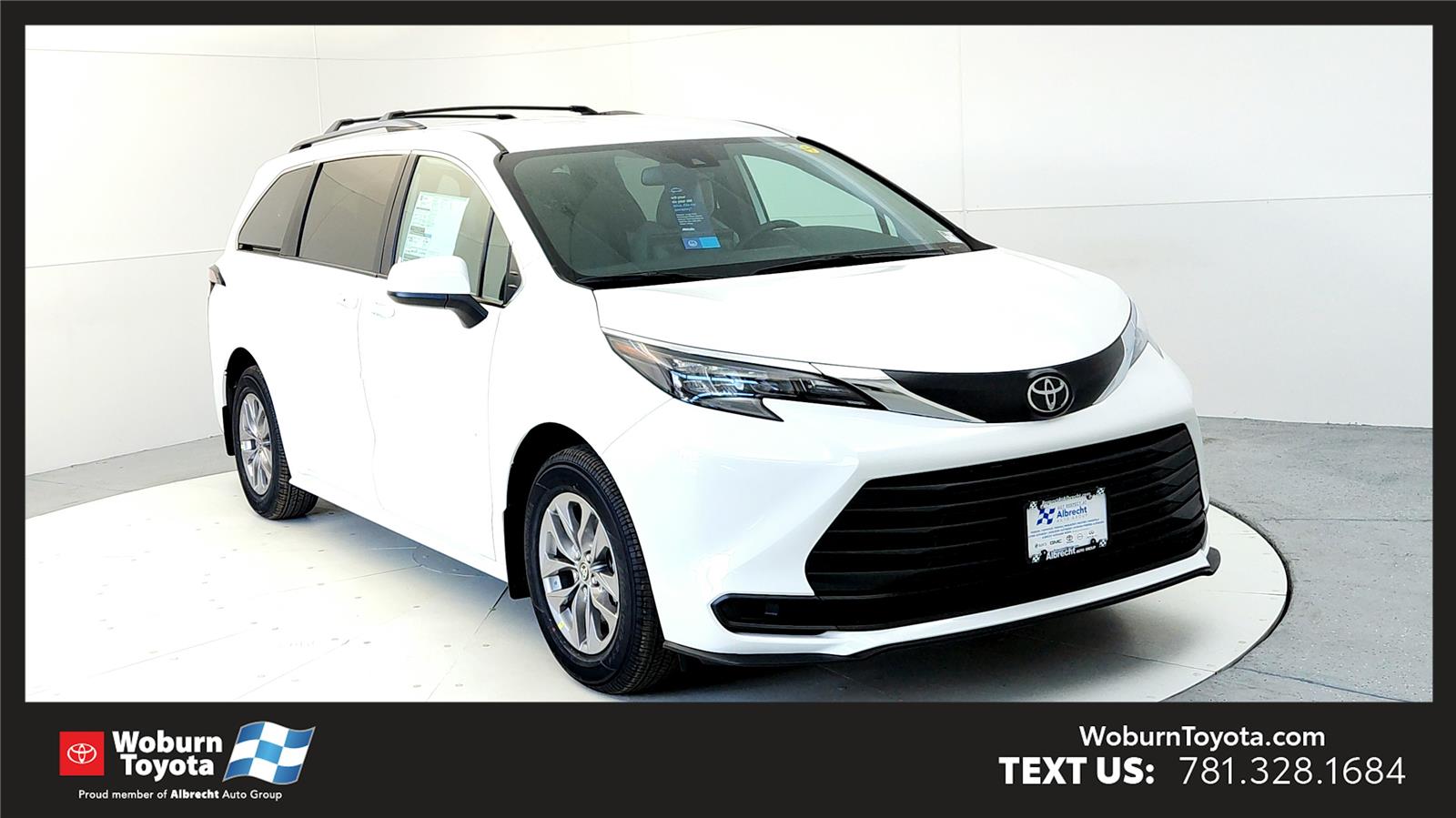 2026 Toyota Sienna LE's photo