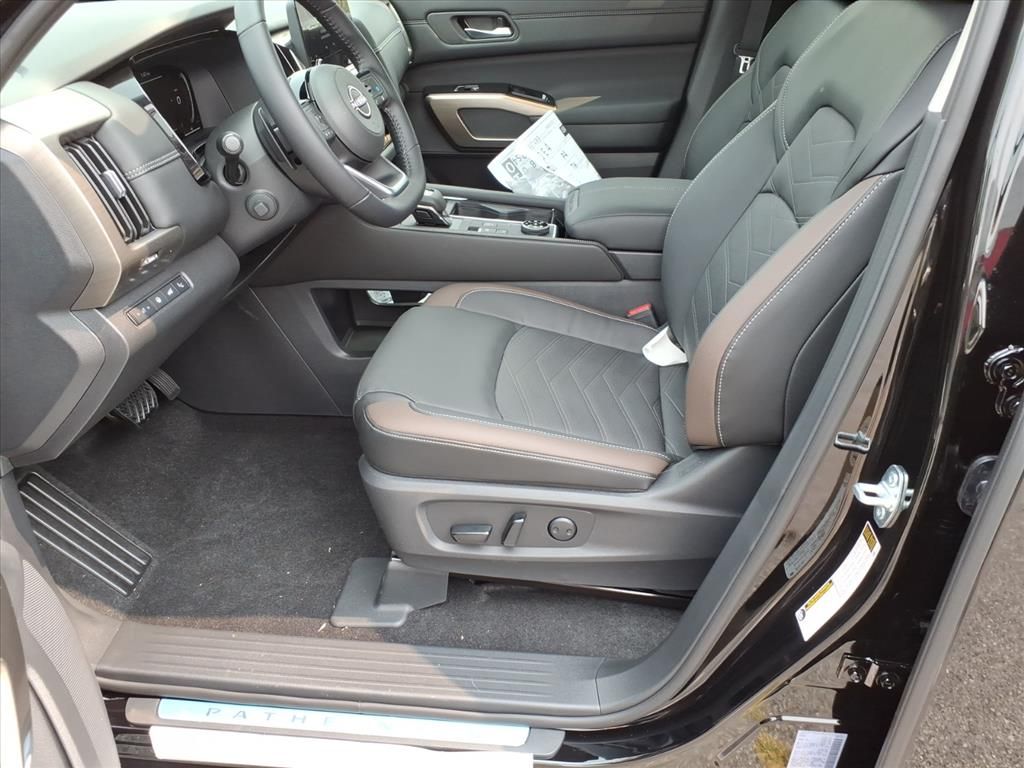 2025 Nissan Pathfinder Platinum photo 7