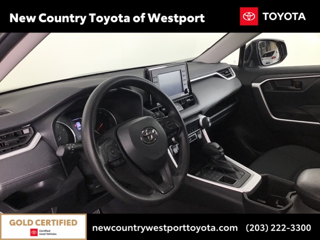 2022 Toyota RAV4 LE photo 3