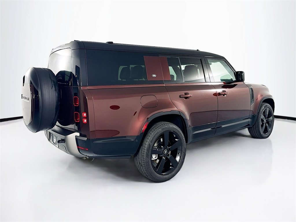 2024 Land Rover Defender 130 X-Dynamic SE photo 3