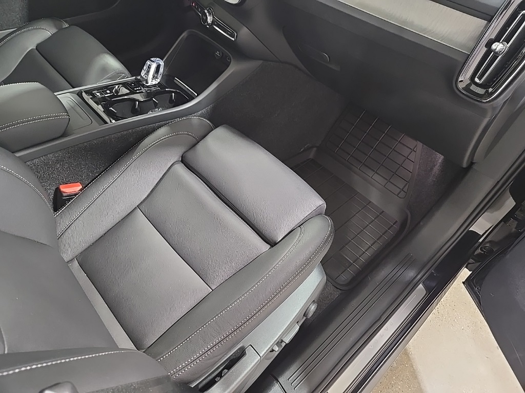 2025 Volvo XC40 Plus photo 19