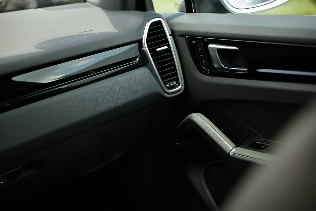 2022 Porsche Cayenne Base photo 30