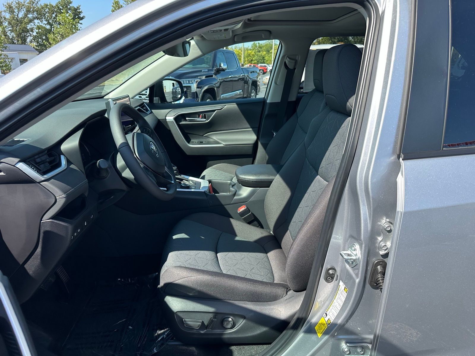 2025 Toyota RAV4 Hybrid XLE photo 11