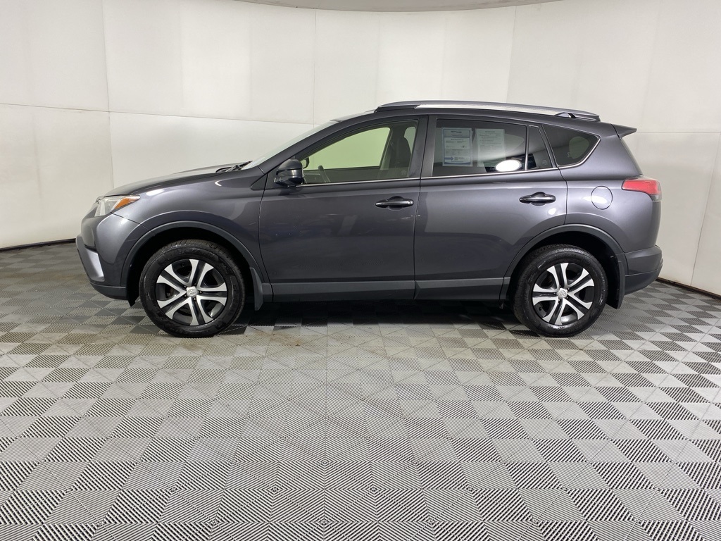2018 Toyota RAV4 LE photo 5