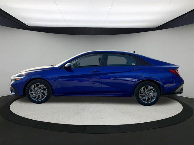 2024 Hyundai Elantra SEL photo 3