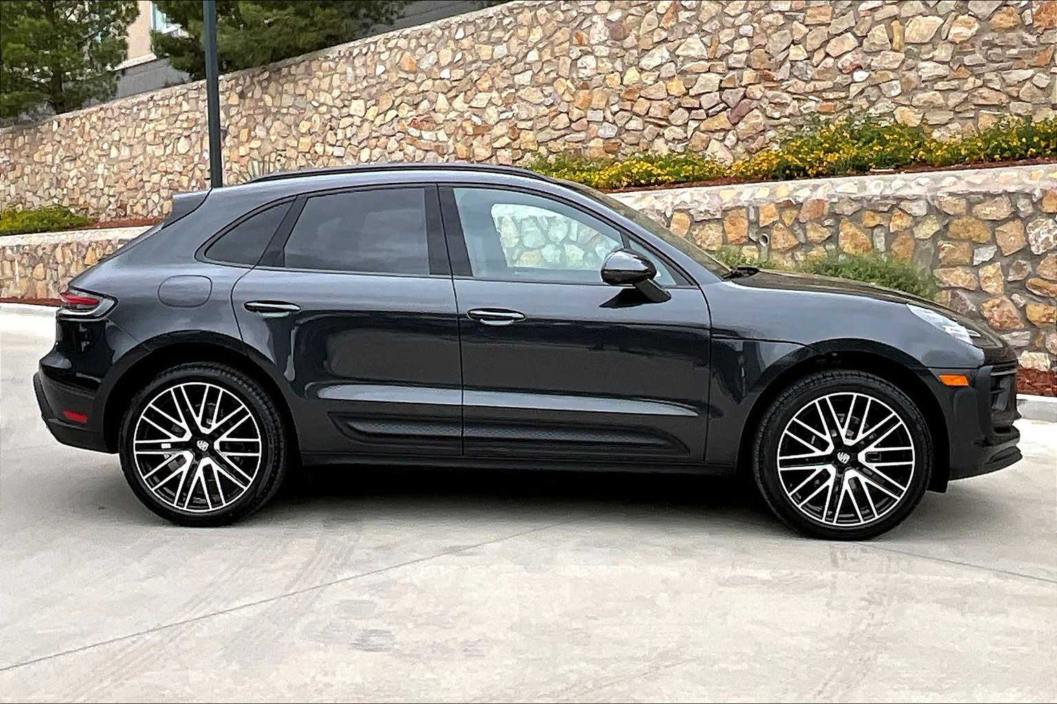 2026 Porsche Macan T photo 7