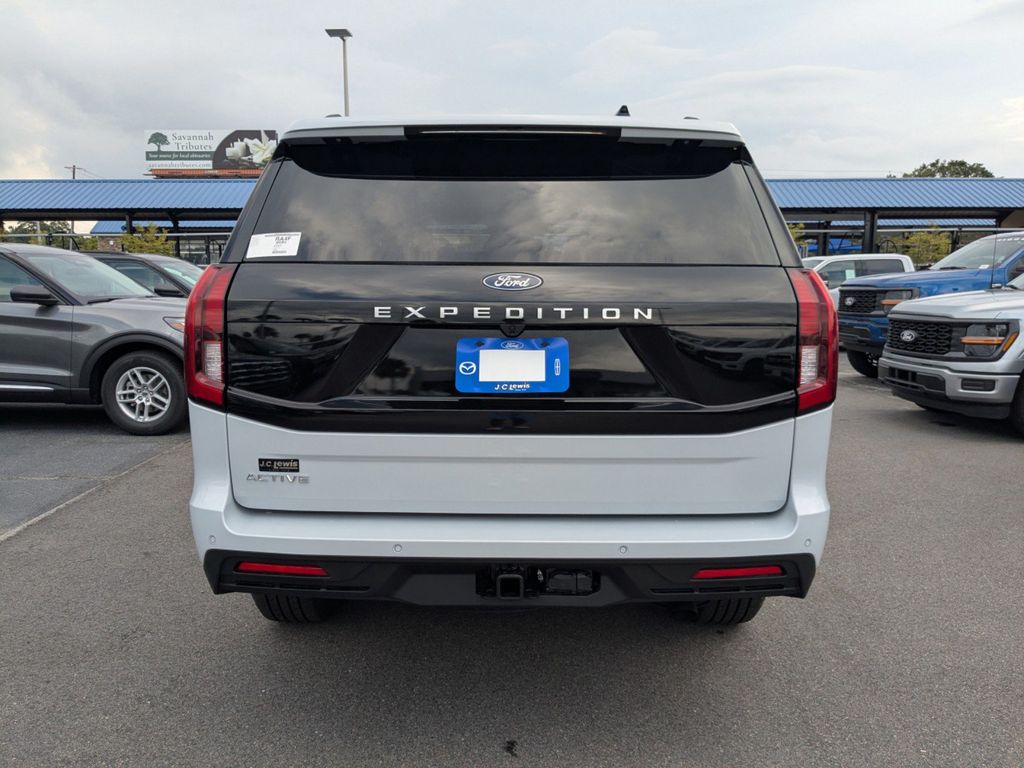2025 Ford Expedition photo 3