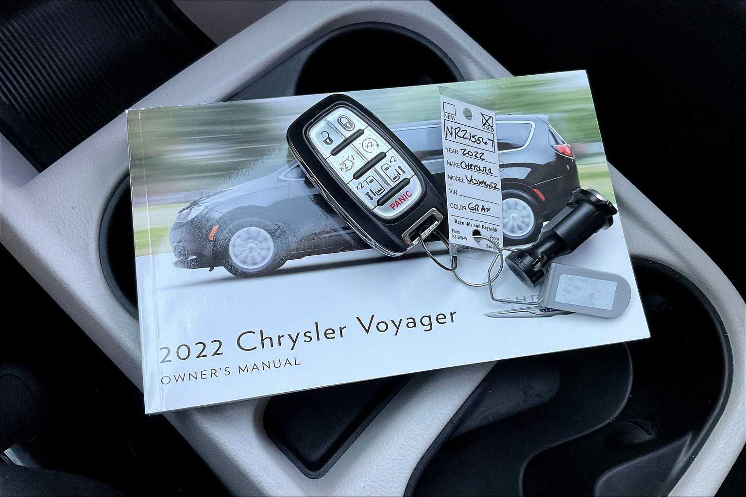 2022 Chrysler Voyager LX photo 13