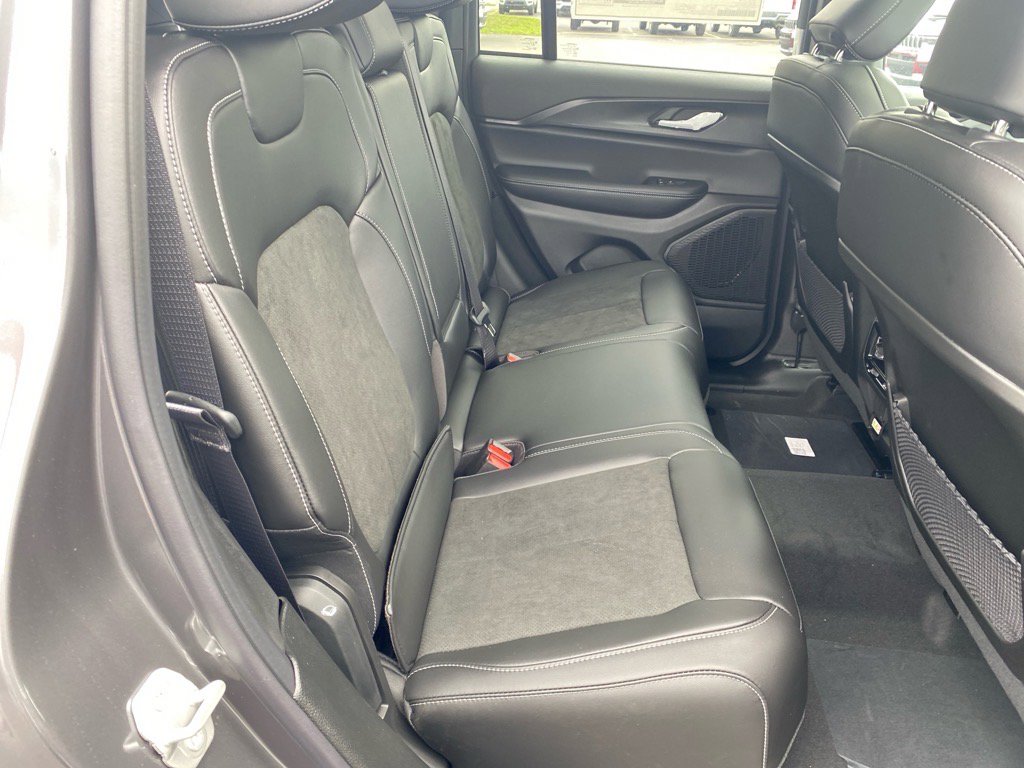 2025 Jeep Grand Cherokee Altitude photo 3