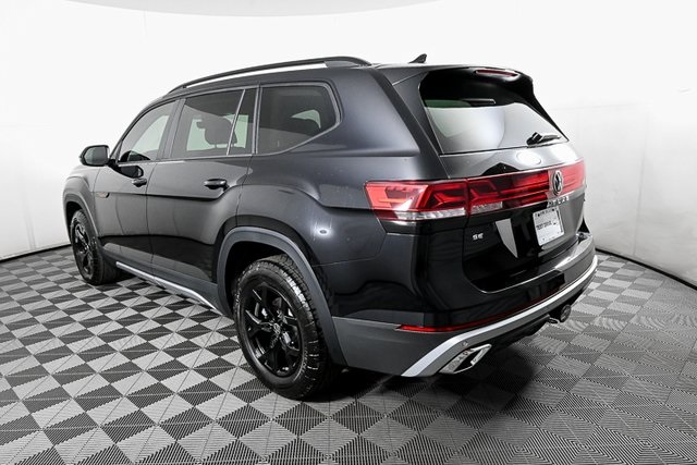2025 Volkswagen Atlas SE Technology Peak Edition photo 4