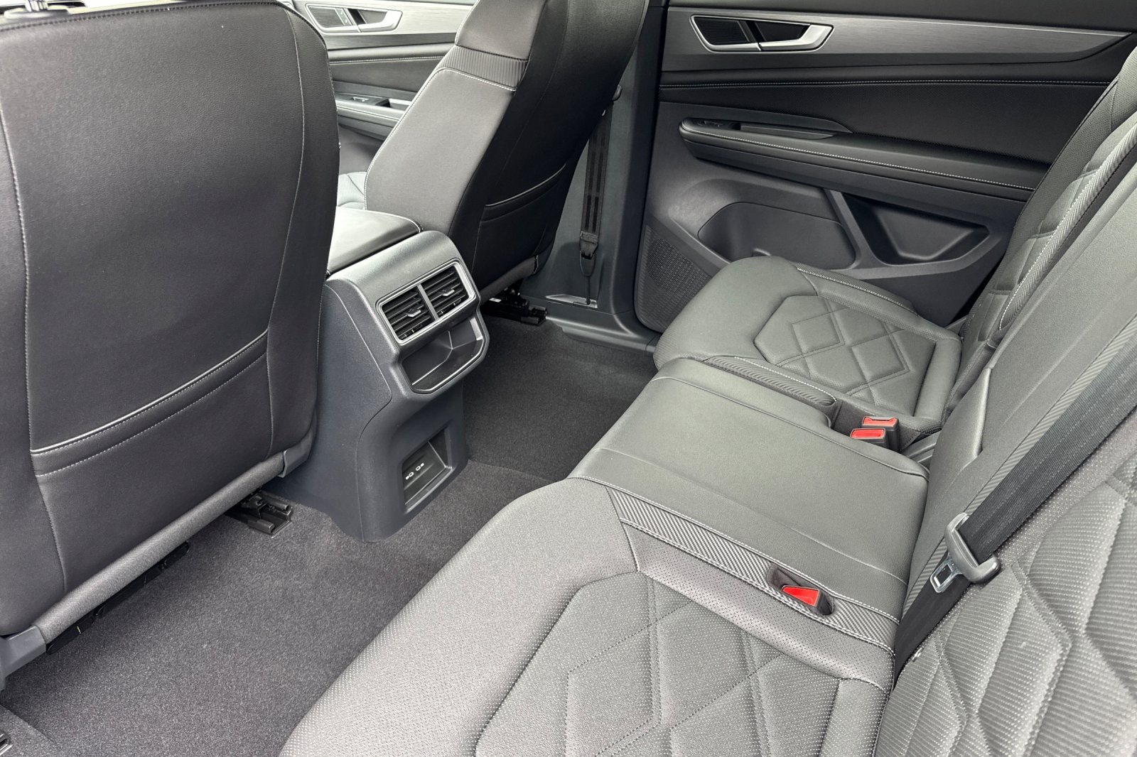 2025 Volkswagen Atlas Cross Sport SE photo 12