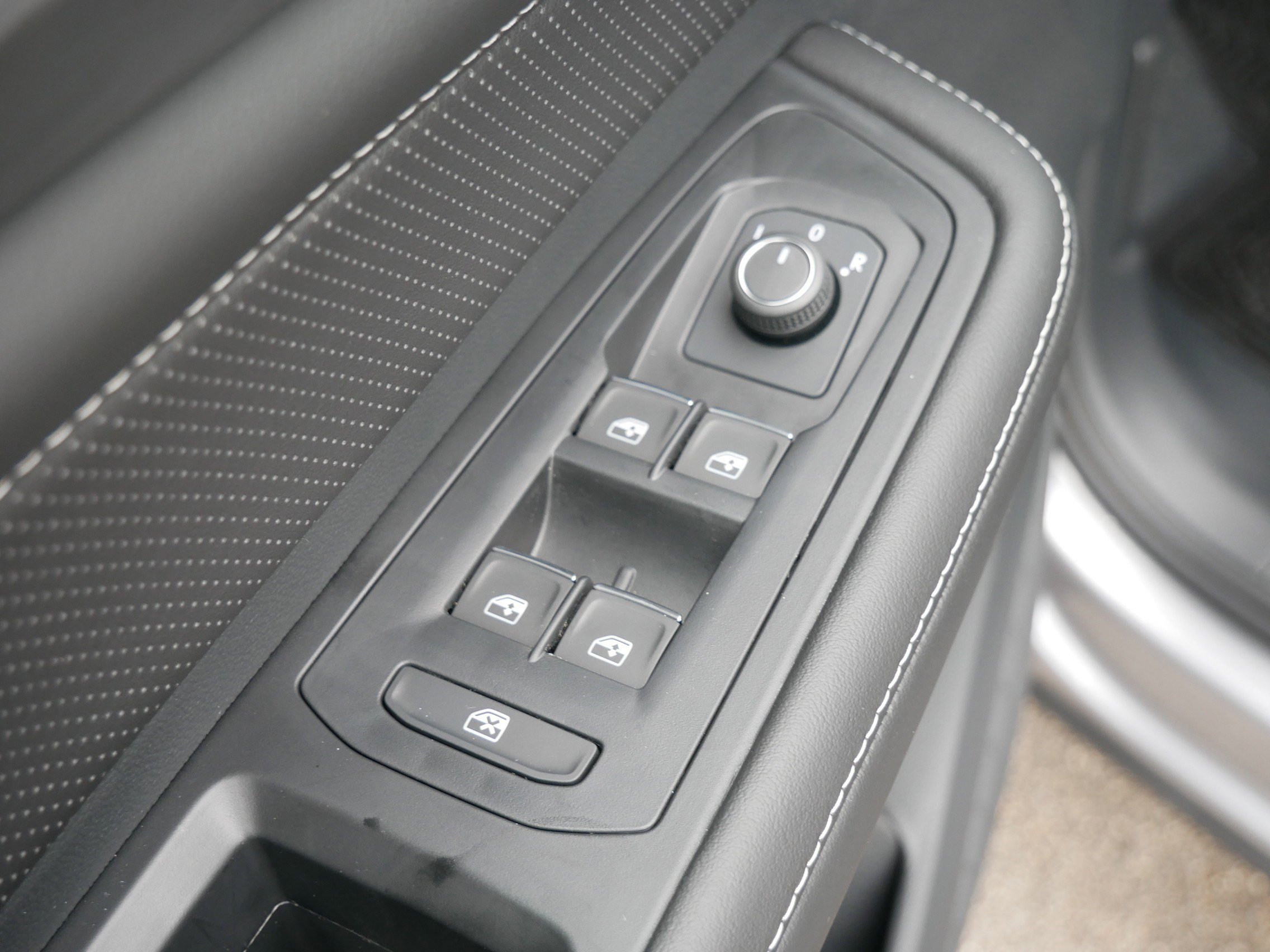 2025 Volkswagen Atlas SEL R-Line photo 4