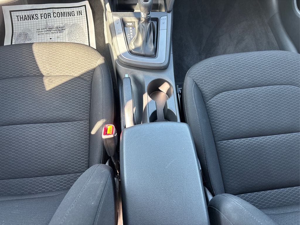 2020 Hyundai Elantra Value Edition photo 14
